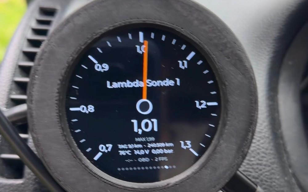 Rundes OBD2/CAN-Diagnose-Display im Einsatz – hier als Rundinstrument (Lambda-Anzeige)